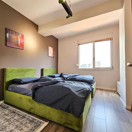 Modern Flat In Center ティラナ