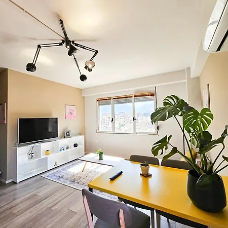Modern Flat In Center 티라나