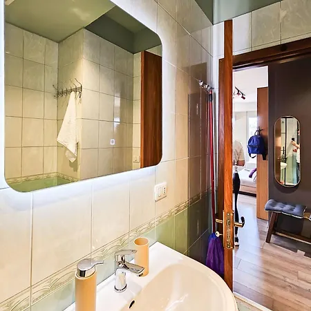 Modern Flat In Center * 티라나